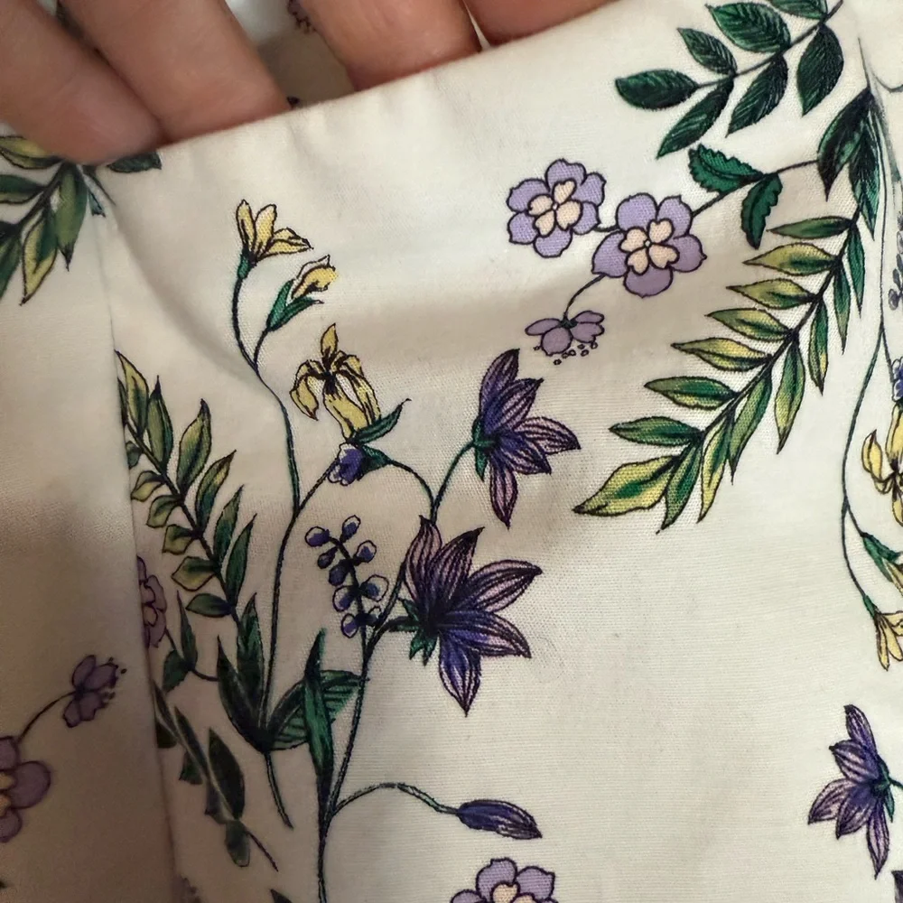 Liz Claiborne White with purple Floral Print cropped Pants in size 12 - Picture 3 of 14